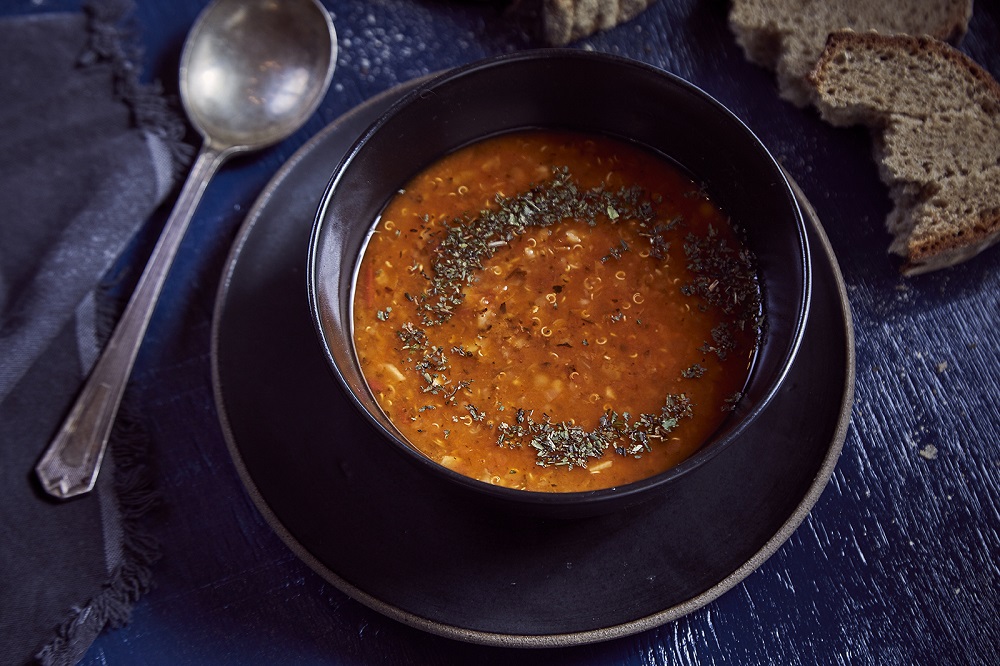 מרק עדשים כתומות עם קינואה ואורז. צילום: אפיק גבאי