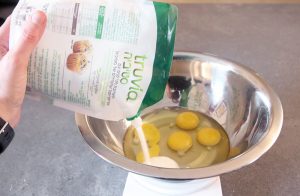 מקציפים ביצים וסוכר טרוביה