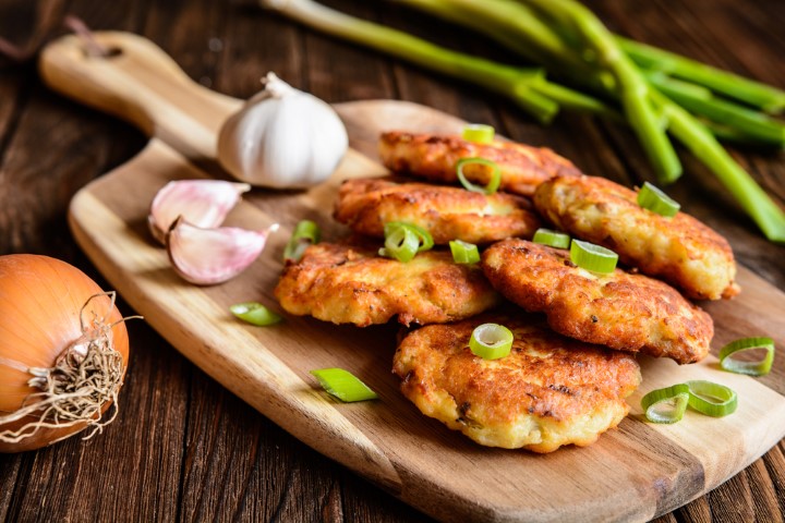 לביבות תפוחי אדמה וטונה (Shutterstock)