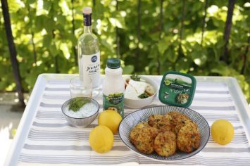 קציצות קישואים עם גבינה בולגרית והזמנה לריקוד צמוד