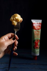 מוסיפים את הנאגטס הלוהטים ומתבלים. צילום: שניר גואטה