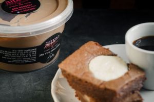 בראוניז בטעם קינדר בכמה צבעים. צילום: שניר גואטה