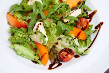 סלט ירוק עם אפרסקים וגבינה ברוטב בלסמי
