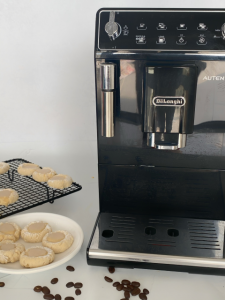 אחרי שהעוגיות התקררו, ממלאים בגנאש שוקולד ומקשטים באבקת סוכר. צילום: רון יוחננוב