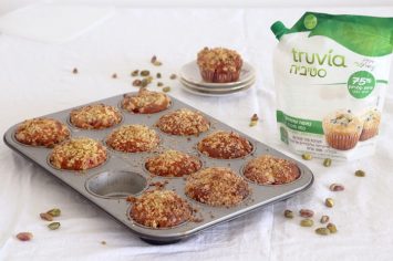 מאפינס פירות יער עם קראמבל פיסטוקים של נטלי לוין