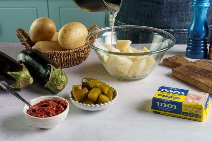 מכינים את המרכיבים למנה. צילום: שי אפגין
