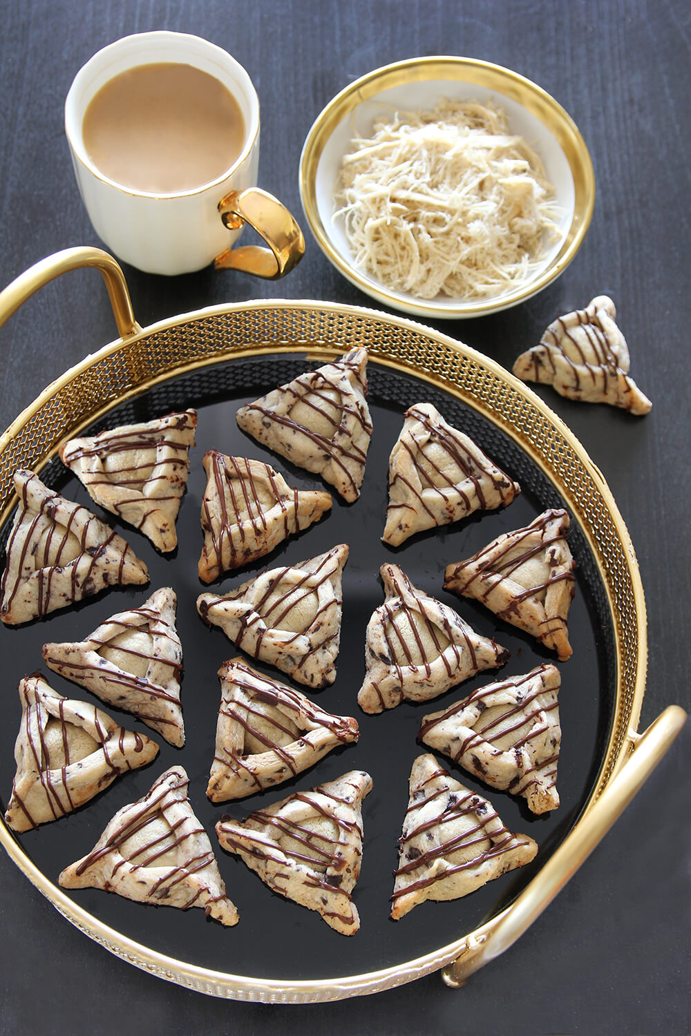 אוזני המן עם כוס קפה וחלבה