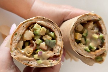 רול טורטיה עוף עם צ'יפס קריספי