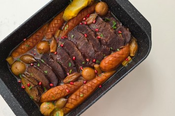 צלי כתף חגיגי ברוטב רימונים