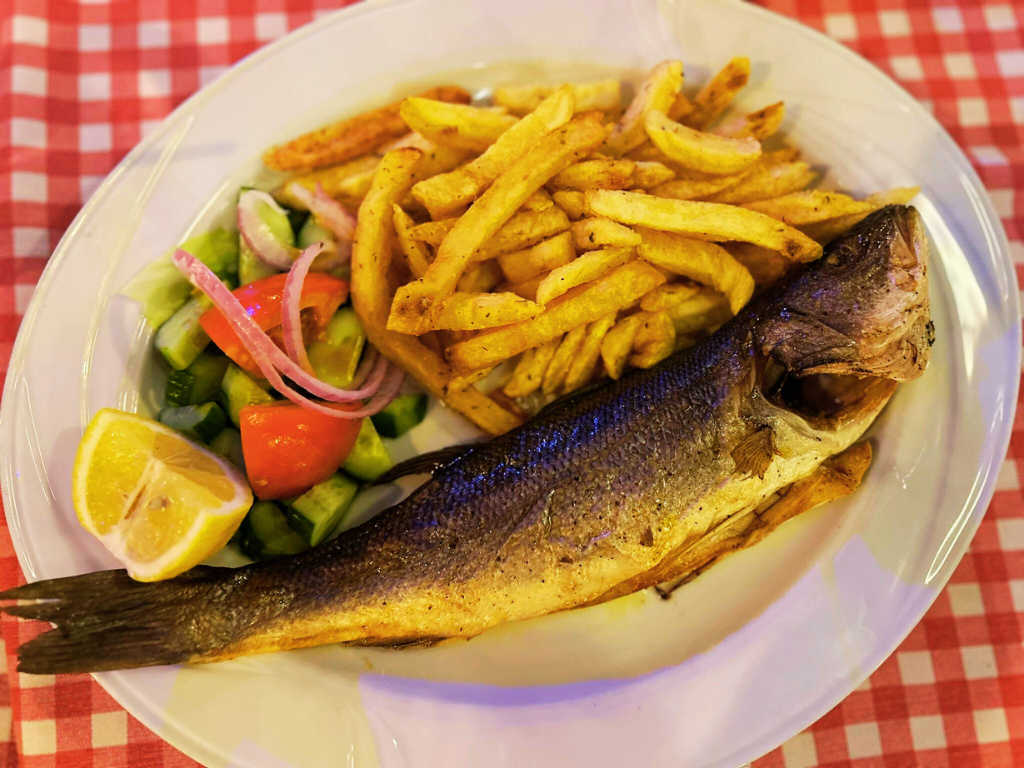ארוחת דג מפנקת בAyianapitika Cyprus Tavern