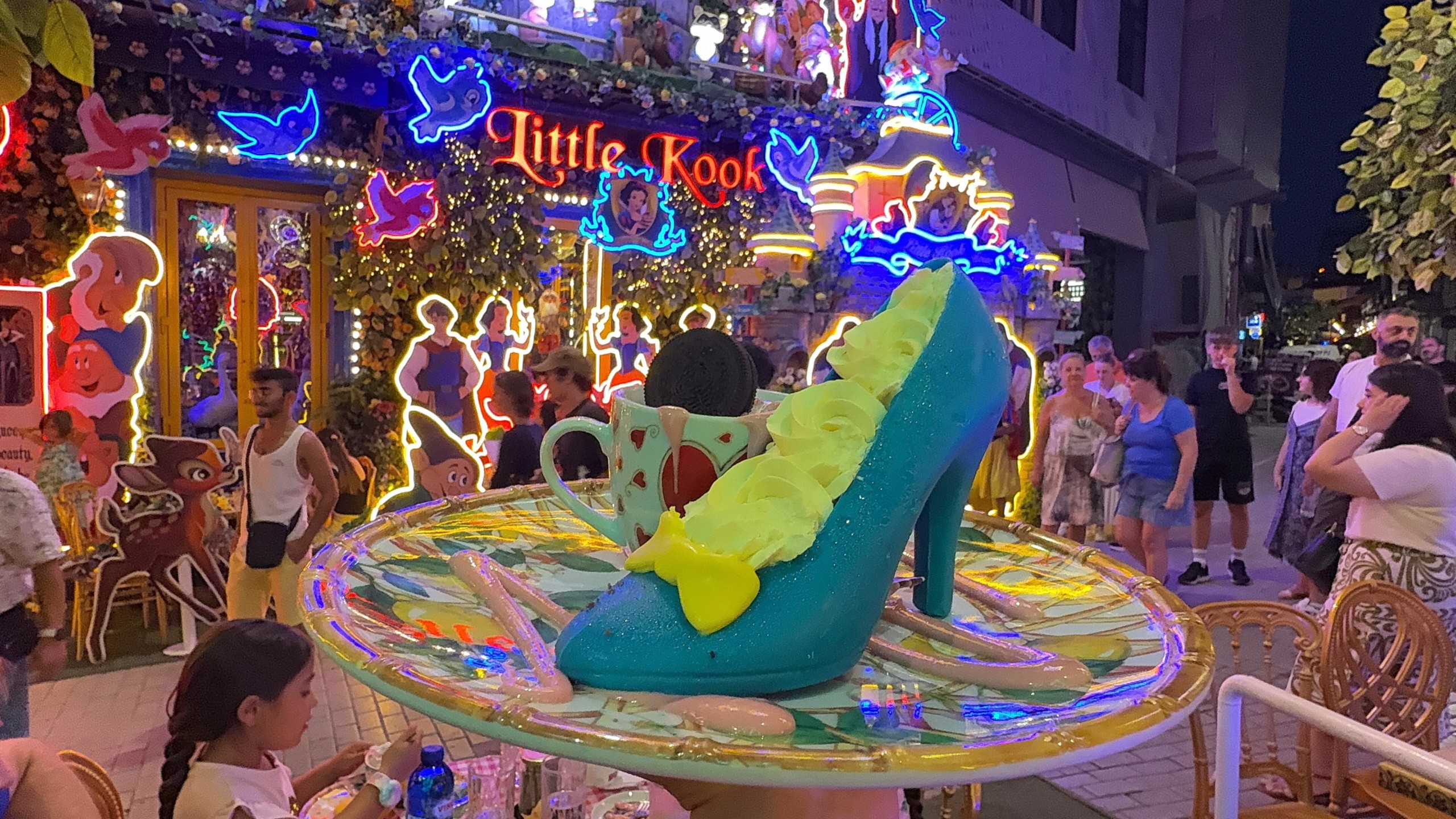 Kook Little באתונה