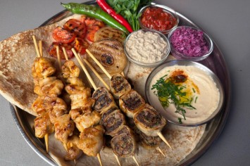 ארוחת שיפודים מפנקת – שיפודי פרגיות ועראיס רול