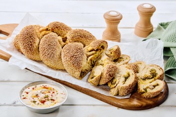 חלת בייגל ירושלמי במילוי בשר ועשבי תיבול