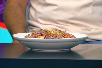 נודלס בטטה סגולה עם ירקות