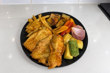 חזה עוף מתובל עם ירקות וצ’יפס